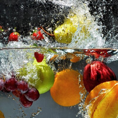 Groenten en fruit spatten in het water